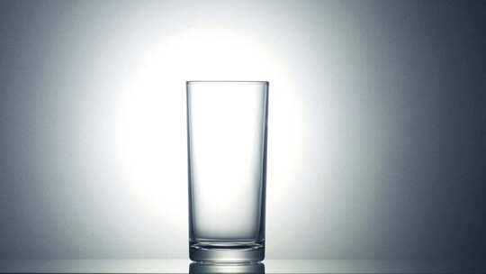 玻璃杯倒入开水