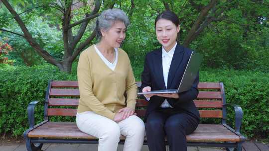 为老人讲解服务