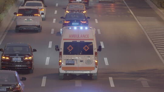 救护车 救护车行驶在城市道路