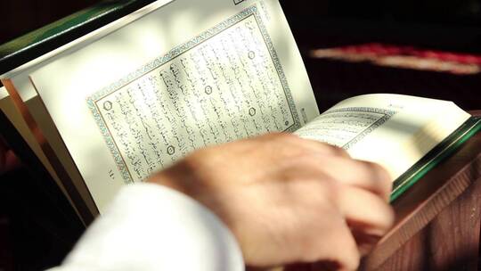 男人打开并阅读古兰经