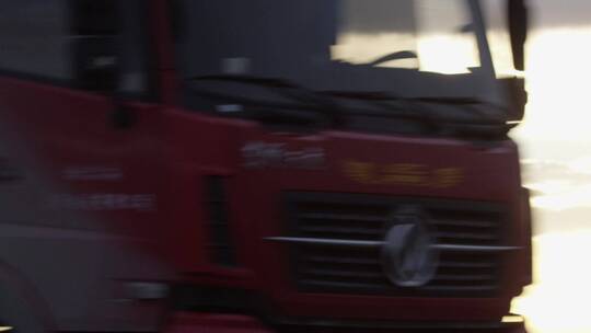 油罐车 大卡车 行驶 卡车驾驶员 运输视频素材模板下载