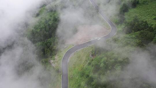 湖北神农架神农顶云雾缭绕航拍公路