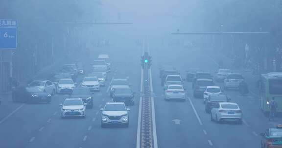 雾霾天气城市交通车辆行驶