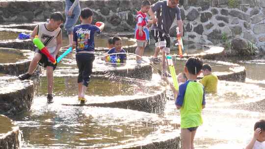 一群小孩子戏水玩耍池奔跑笑脸亲近自然视频