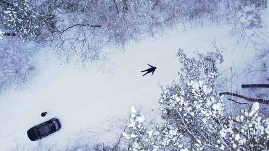 人躺下造雪天使俯瞰户外活动与生态旅游自然