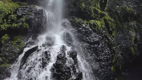 黑色山岩瀑布