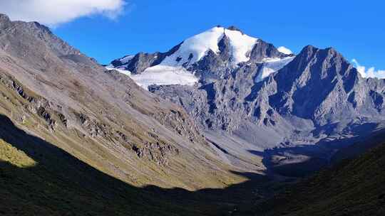 航拍川西横断山脉贡嘎山卫峰乌库楚雪山