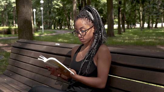 一个在公园长椅上看书的女人