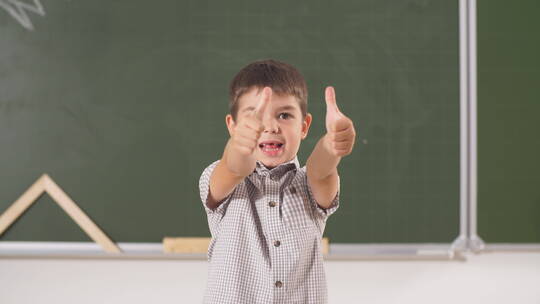 男孩在教室里竖起大拇指