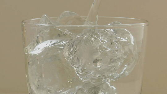 苏打水倒在冰块上