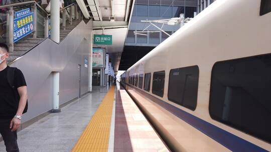 旅客在火车车站台上车乘车视频素材模板下载