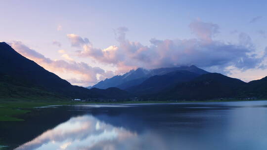 晚霞下的山川湖泊