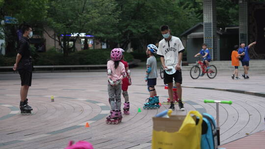 上海小孩玩滑轮