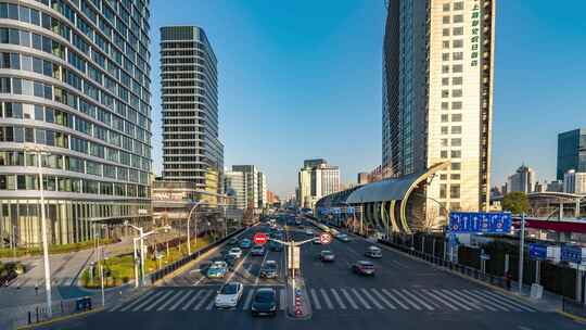 上海城市街道高楼林立的繁忙景象延时