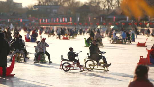 北京后海滑冰的父子视频素材模板下载