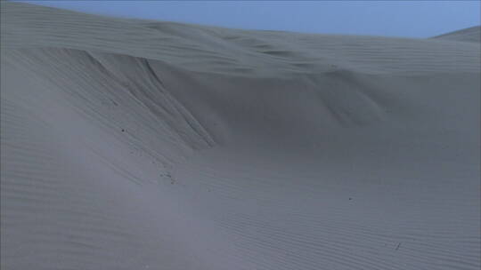 宁夏沙漠 沙丘 大风吹起风沙流动 近景视频素材模板下载