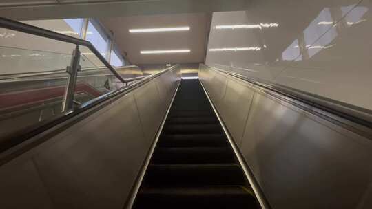地铁扶梯上行出站视频素材模板下载