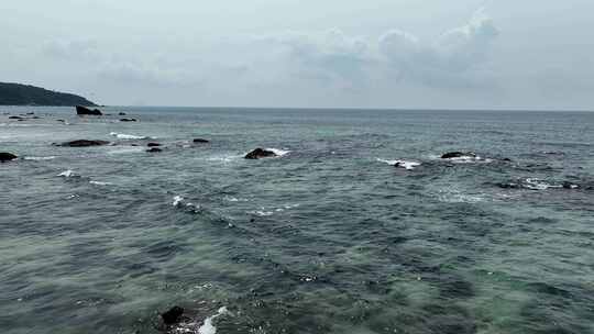 海南三亚海浪沙滩椰树灯塔鸿洲码头日月湾