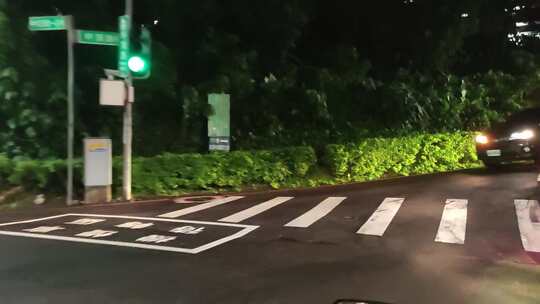 夜晚在城市潮湿的道路上旅行