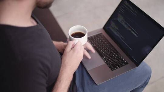 软件开发人员拿着咖啡杯视频素材模板下载