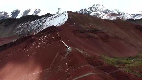 秘鲁无人机飞越库斯科红色山谷，显示被雪包