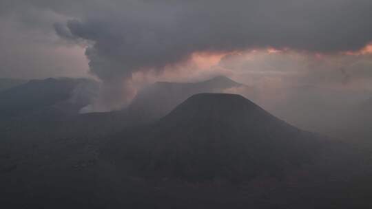 印尼爪哇岛布罗莫火山村庄航拍自然风光