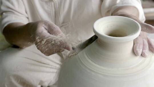 手工制作陶瓷的人