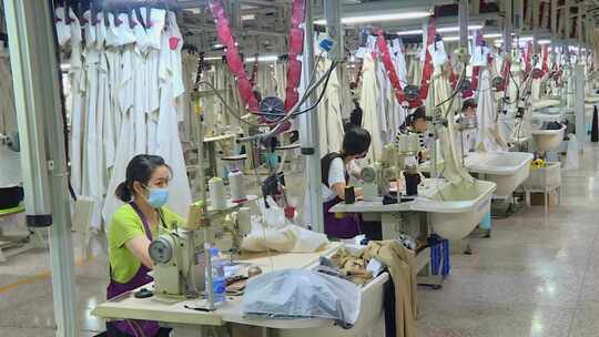 服装工厂缝纫工制衣