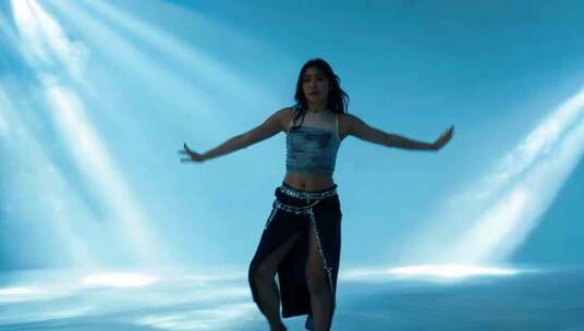 女性舞台舞蹈表演素材