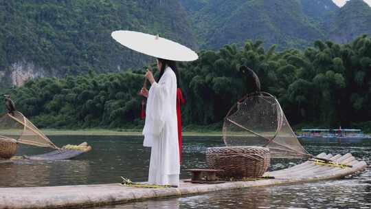 女子穿古装在竹筏上的唯美画面