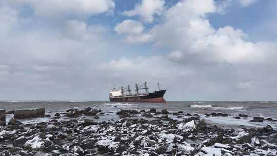 航拍威海布鲁威斯号海边下雪海鸥晚霞延时云