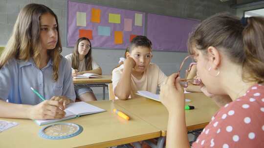 教室里的年轻女教师，小学生，课桌上的孩子