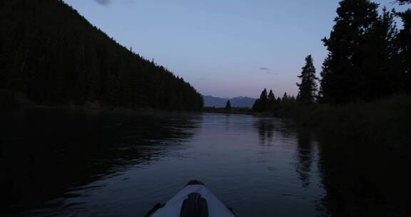 傍晚乘坐独木舟在森林湖水漂流