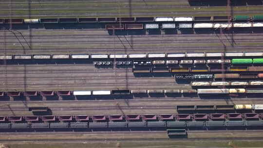 铁路分拣站鸟瞰图和铁路上的大量货车