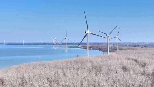 航拍湖泊风力发电机组乡村振兴环保新能源视频素材模板下载