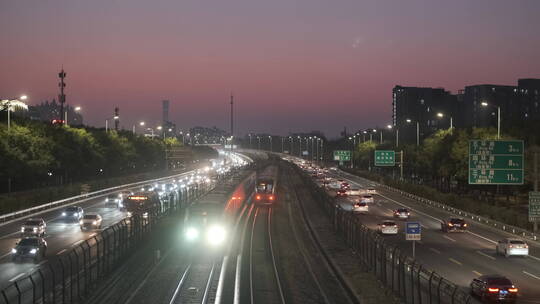 北京地铁一号线与节假日进返京车流夜景