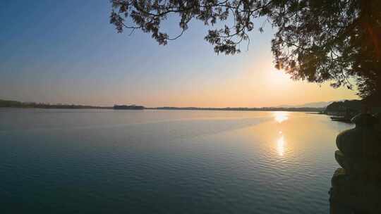 北京冬季颐和园夕阳与湖面