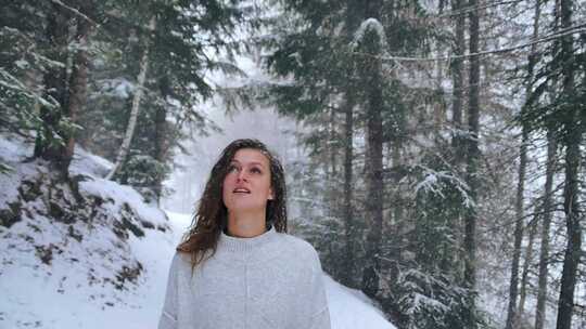 雪下的时候，女人走路扔了一片森林。快乐年