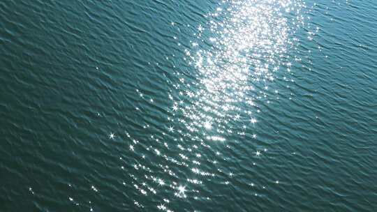 波光粼粼绿色水面 阳光洒在水面 1657