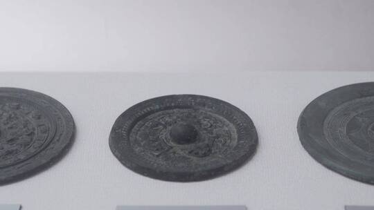 博物馆里的出土文物青铜铜镜视频素材模板下载