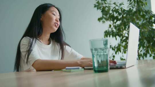 在家视频通话的女人