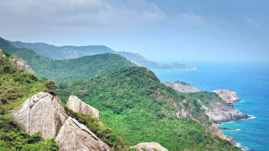 海南三亚蓝天白云下的海湾风景