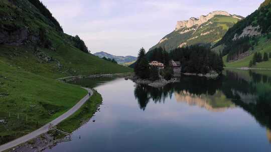飞越瑞士阿彭策尔阿尔卑斯山的Seealpsee湖