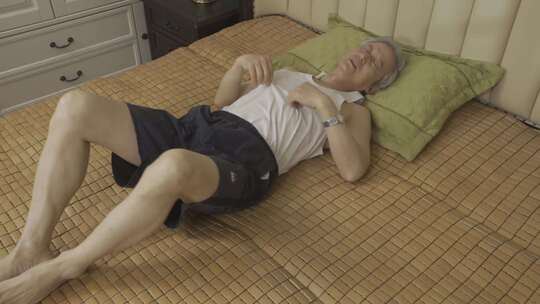 中老年男人天气热失眠睡眠不好视频素材模板下载