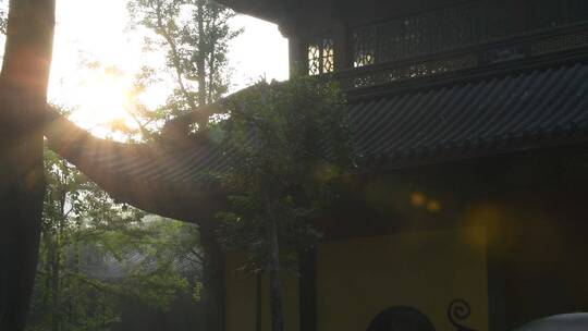 杭州灵隐寺早晨阳光照耀