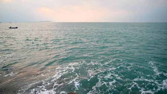 海南早晨海岛日出大海海浪拍打礁石