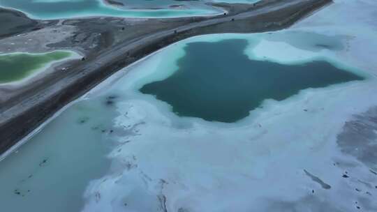 青海海西大柴旦翡翠湖水面道路航拍视频