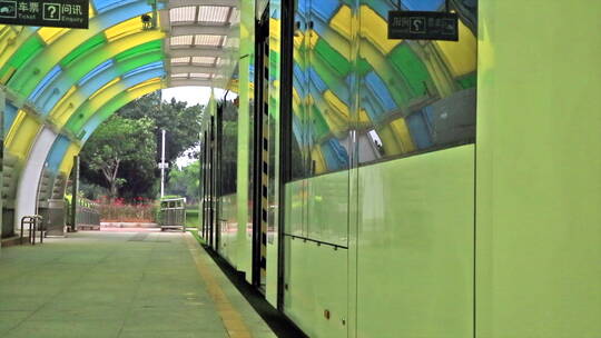 广州城市火车从站台开出视频素材模板下载
