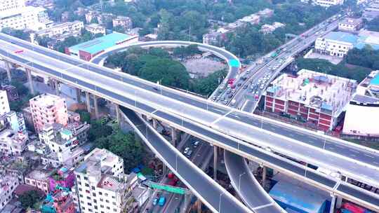 上下交错的道路在城市上空视频素材模板下载