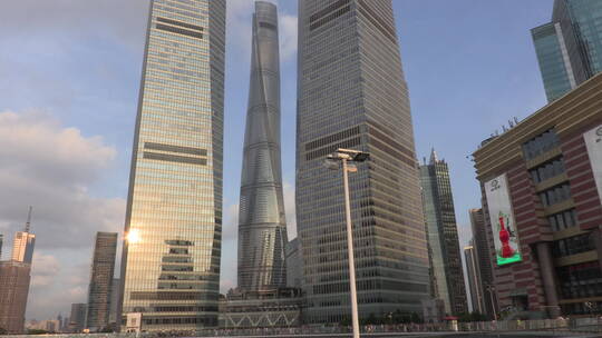 仰看上海环球金融中心